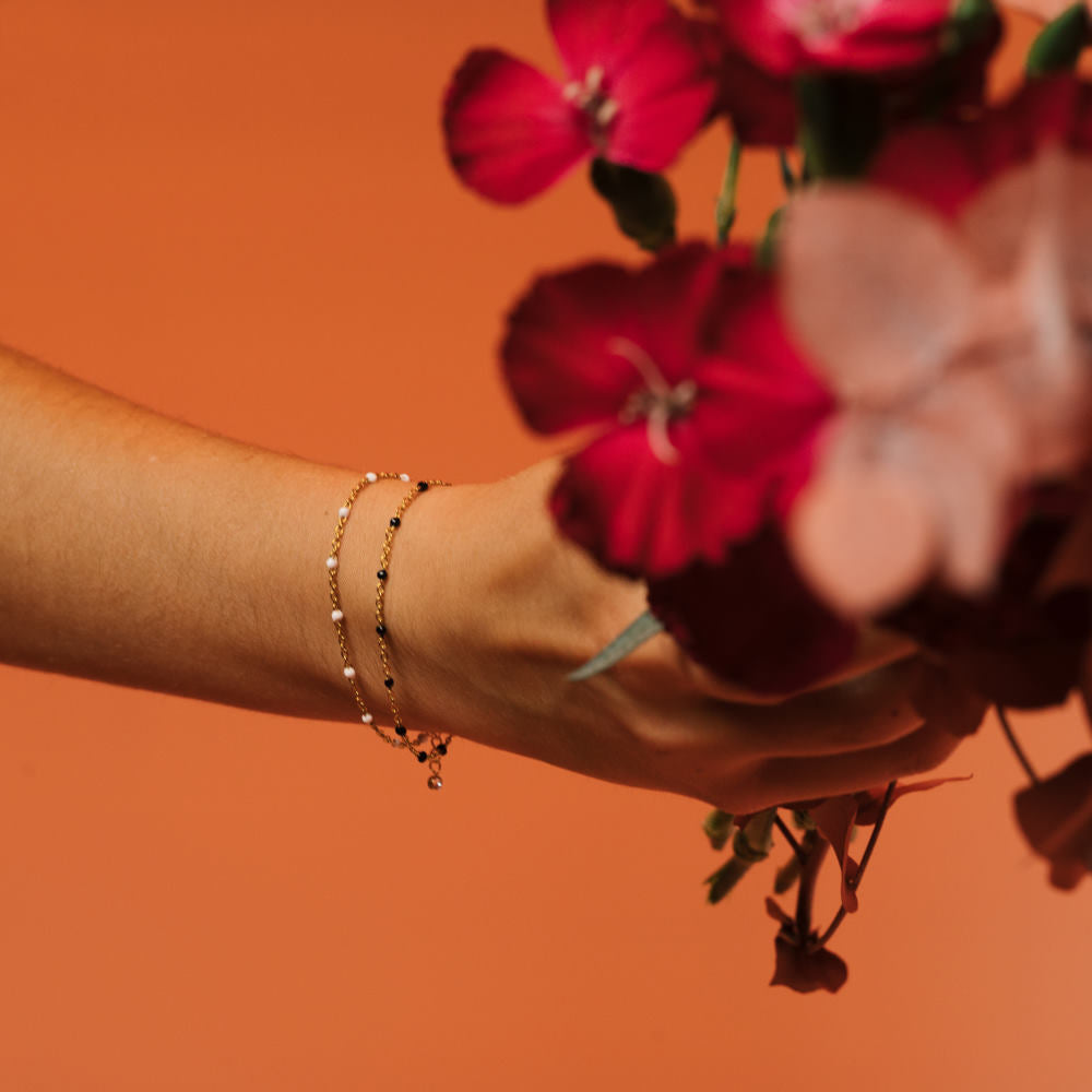 bracelet or perles noires blanches