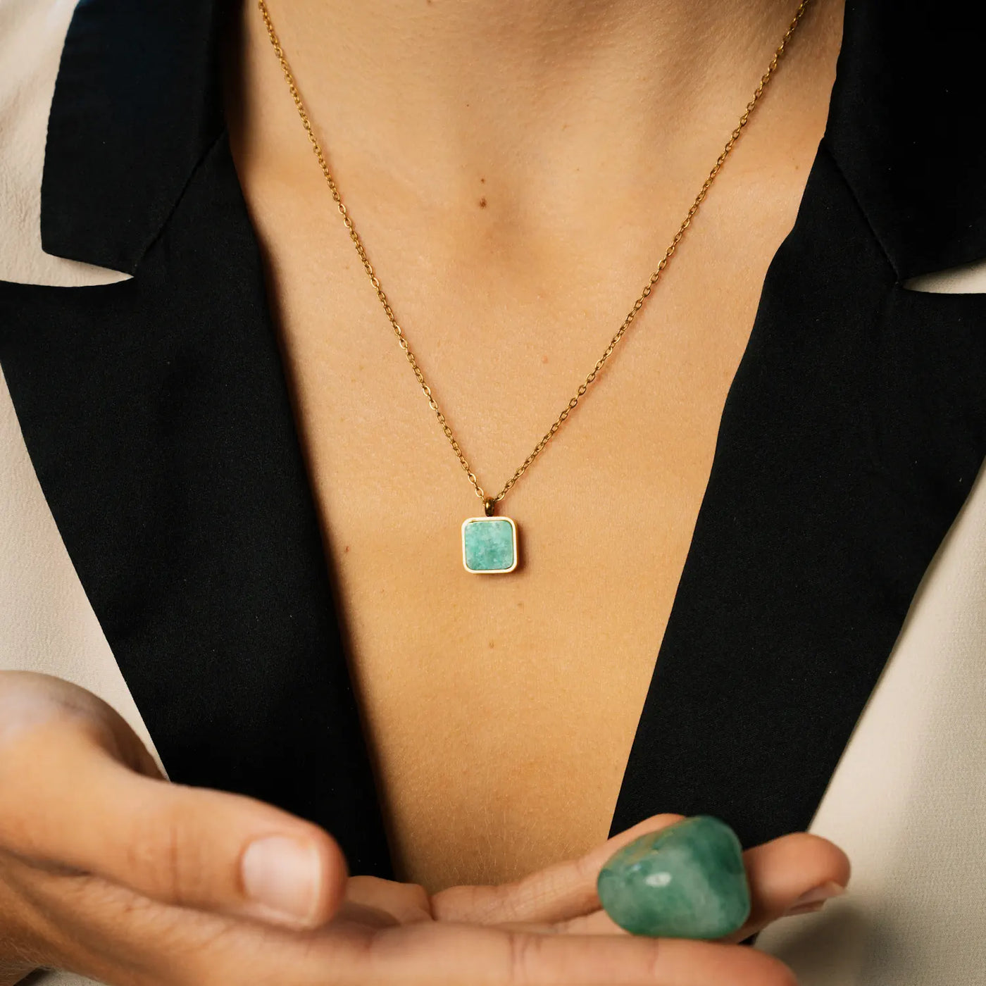 collier or pierre amazonite